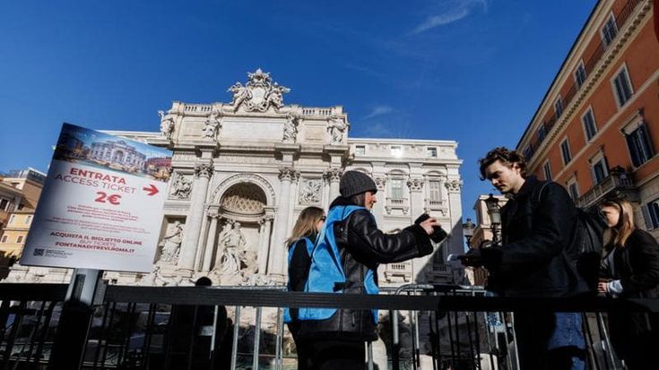 Fontana di Trevi, il Financial Times contro il biglietto. “Anita Ekberg oggi dovrebbe pagare”