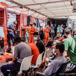 Migranti, Ocean Viking dichiara stato di emergenza. Nelle prossime ore il Viminale assegnerà un porto dove garantire i controlli sanitari in sicurezza