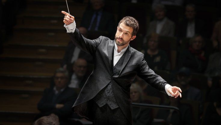 Rubrica Caruso/Omer Meir Wellber, a Parma il direttore che scrive romanzi e spiega la musica a tutti