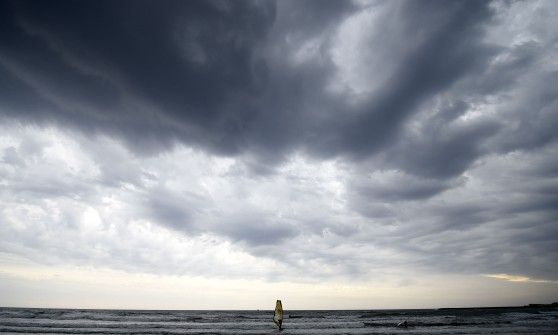 Maltempo, cessata l'allerta. Frane e trombe marine