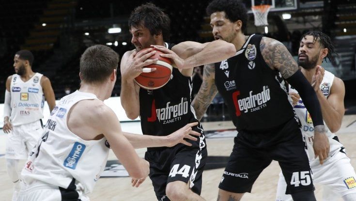 Brutta Virtus, vince Trento. Da giovedì playoff con Treviso