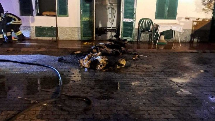 Ivrea, materasso in fiamme: anziana e badante intossicate