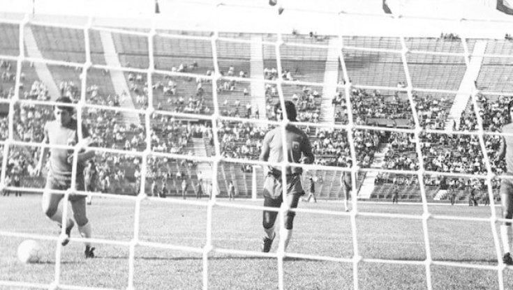 Cile, il murale contro la dittatura allo stadio di Santiago, dove anche il calcio divenne una farsa