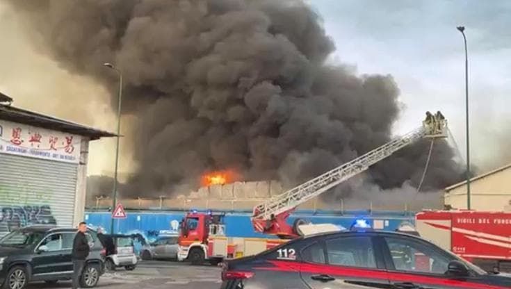 Grosso incendio in capannone a Napoli, vigili del fuoco in via Brin. Il Comune: “Chiudere finestre”