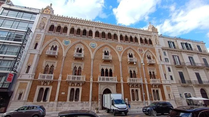 Bari, completato il restauro della facciata di palazzo Fizzarotti: svelata la meraviglia di decori e mosaici