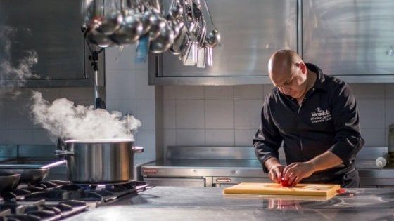 Cosa pensa, e come lavora, il cuoco che "cucina" in 36 ristoranti