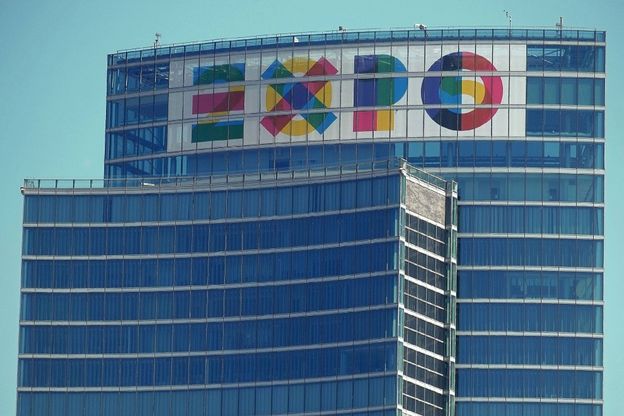 Il logo di Expo in cima ai palazzi della Regione