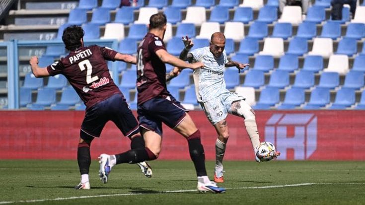 L’uomo in più non basta, un pareggio amaro inchioda i rosa ai play-off