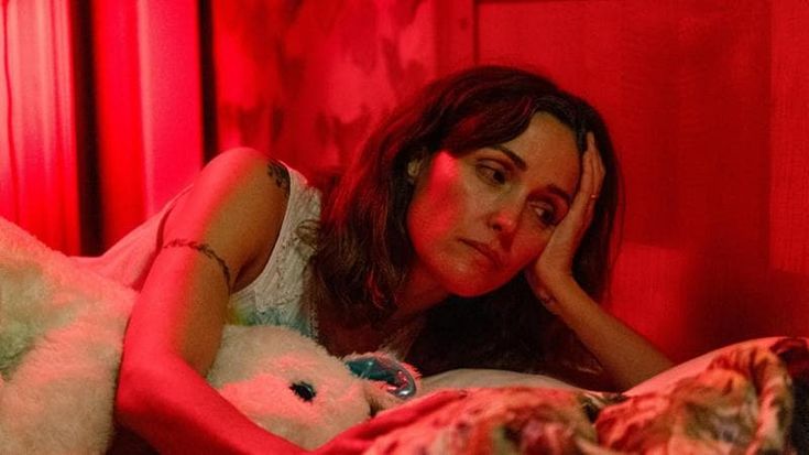 La maternità horror di Rose Byrne: “L’angoscia a volte vince sulla gioia”