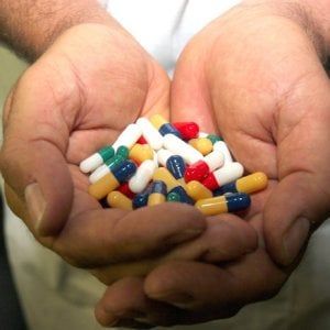Sale la povertà sanitaria, una persona su tre costretta a ridurre le cure 