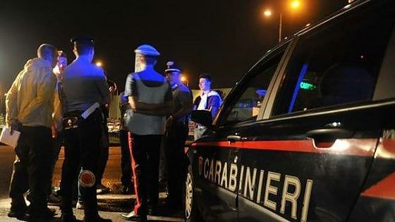 Cuorgnè, rifiuta di ballare e viene ferita a calci: donna in ospedale, caccia all'aggressore