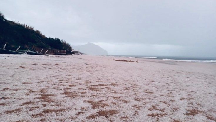 Violenta grandinata su Sabaudia, imbiancata la spiaggia dei vip: "Sembra un campo da sci"