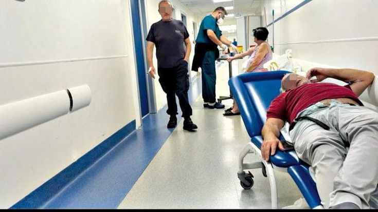 Napoli, trincea pronto soccorso: tra barelle e sofferenza all’Ospedale del Mare