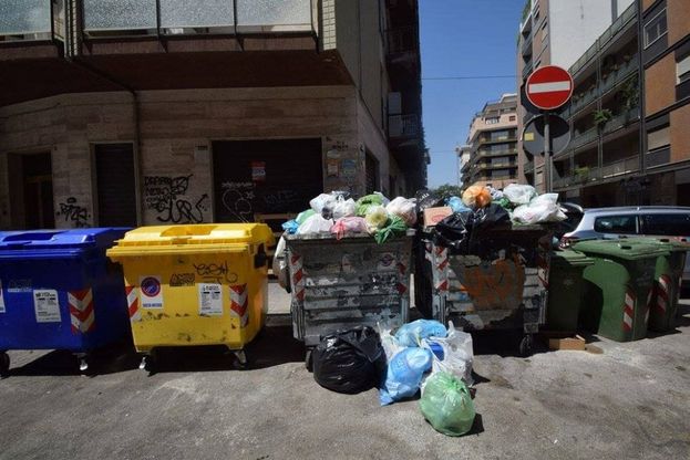 Bari, la città è una discarica a cielo aperto