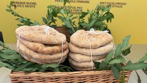Farro, caprino e alloro: non è un’insalata moderna ma il pane amato dagli antichi romani