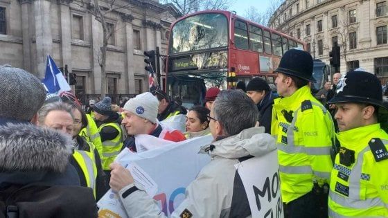 Migranti, aggressione dei pro-Brexit a un banchetto di +Europa a Londra