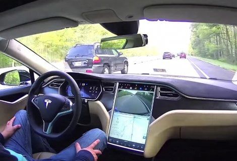 A bordo della Tesla a guida autonoma
