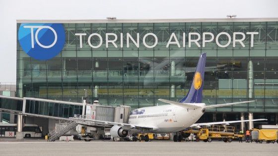 Torino, lancia "per scherzo" allarme bomba a Caselle: "Due terroristi sul jet per Olbia". Denunciato