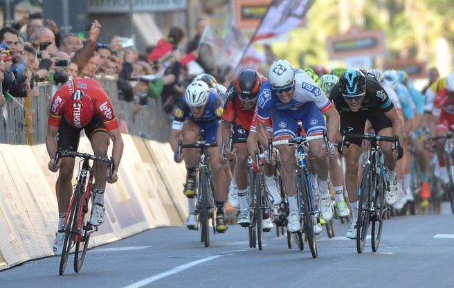 Milano-Sanremo, il gruppo in autostrada: e alla fine vince Demare 