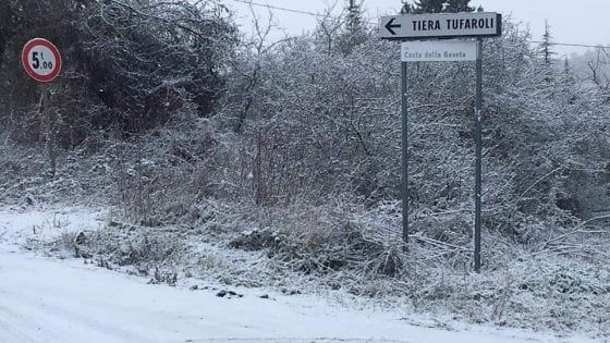 Potenza, ghiaccio in periferia: i bus scolastici non riescono a passare