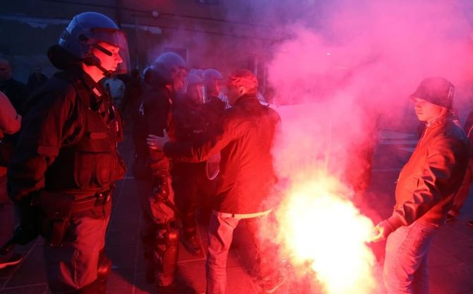 Segrate, Salvini contestato con lanci di uova e vernice