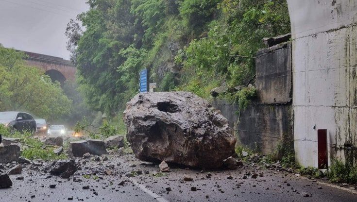 Cilento, crolla costone del monte Bulgheria: donna in auto riesce a fermarsi in tempo