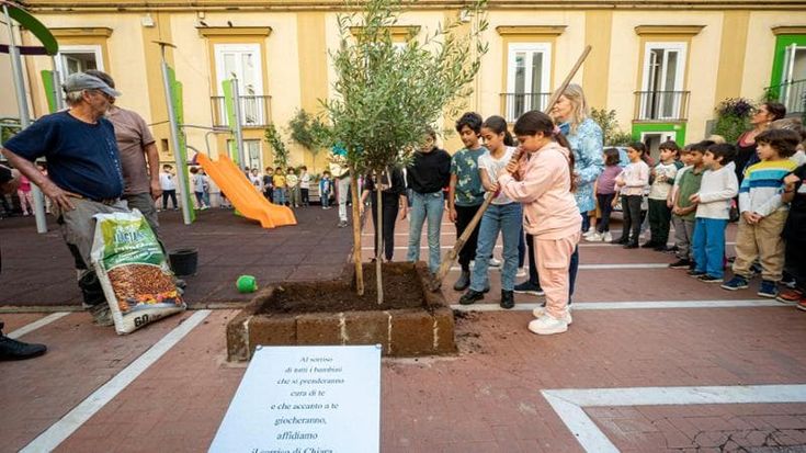 Gli amici di Chiara Jaconis: “Questo ulivo è per lei, lo affidiamo a voi bambini”