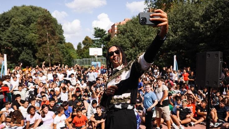 Ghali torna nella sua scuola a Baggio: “La musica ha trasformato il mio disagio in successo”