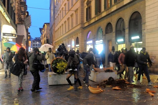Omicidio Firenze, la rabbia della comunità senegalese: divelte fioriere, rovesciati cestini e scooter in centro