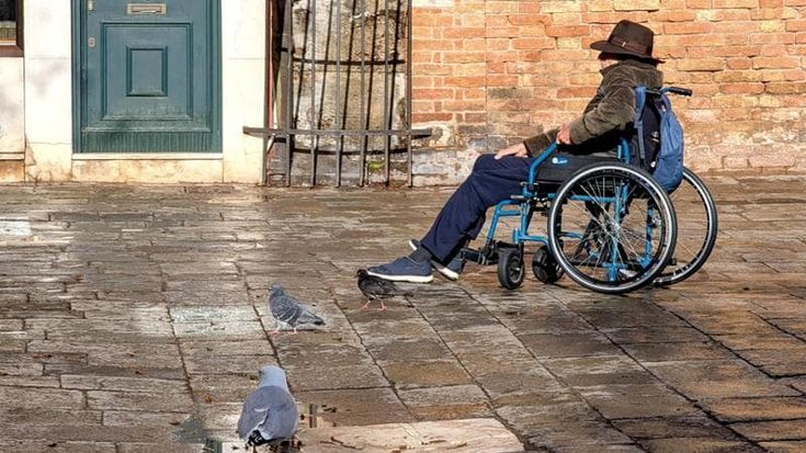 La fatica degli anziani: l’88% dei non autosufficienti assistiti in famiglia