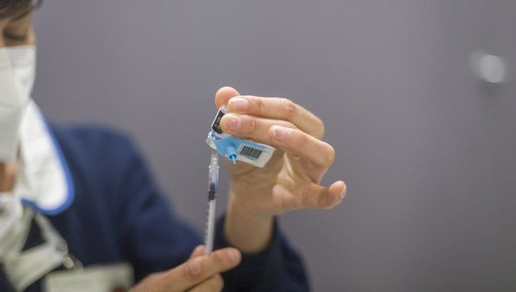 Vaccino per il Covid, l'epidemiologo La Vecchia: "Poche le dosi disponibili, preoccupato per i ritardi"