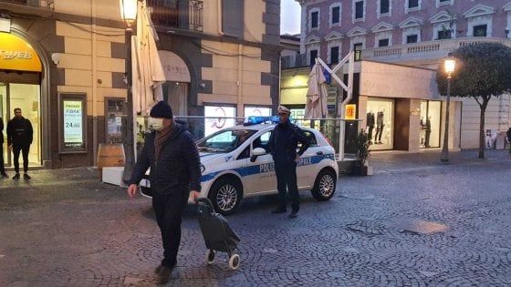 Salerno, vigili con altoparlante in strada: "Rispettare le regole, restare a casa"
