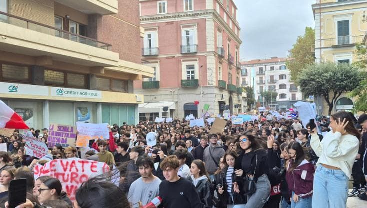 Castellammare, duemila studenti in piazza contro il caro vita: "Il governo cancella il futuro"