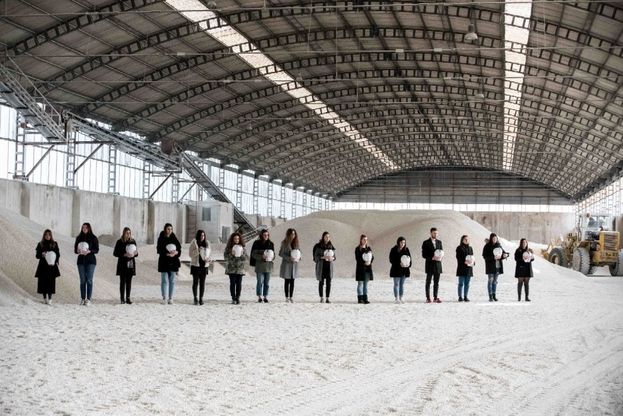 Taranto, la performance d'arte nel candore del calcare