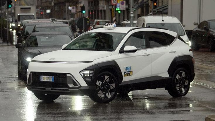 Taxi introvabili a Milano, i tempi delle nuove auto si allungano: saranno in strada nell’estate 2025