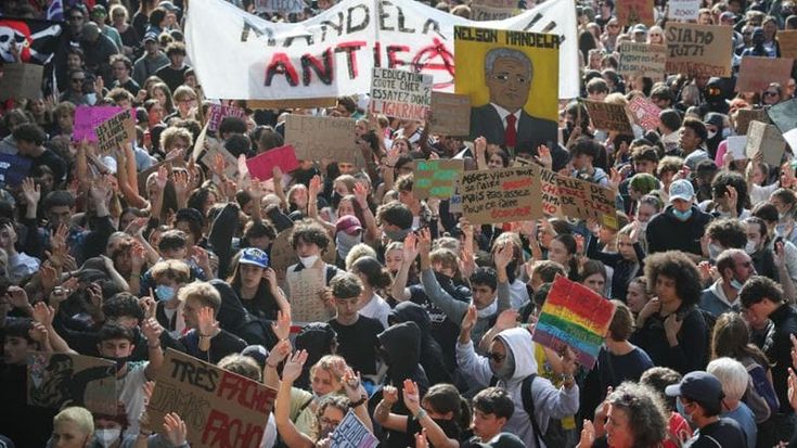 Francia, gli studenti tornano in piazza: scontri a Parigi e Strasburgo. Trump: “Colpa dell’Islam”