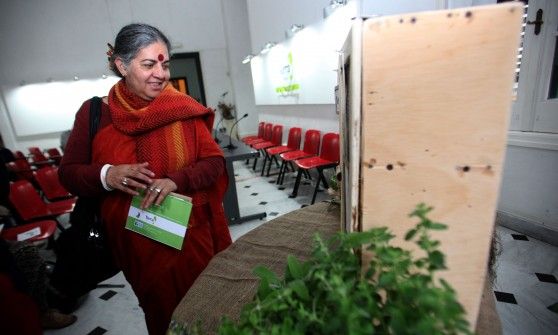 Vandana Shiva "benedice" la libert&agrave; dei semi e ricorda il G8