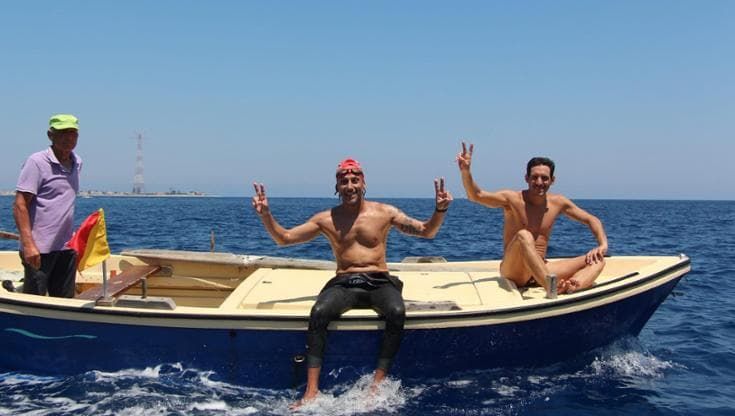 Paolo Fattoruso, dopo la leucemia attraversa lo Stretto di Messina a nuoto: “Mi riprendo la vita”
