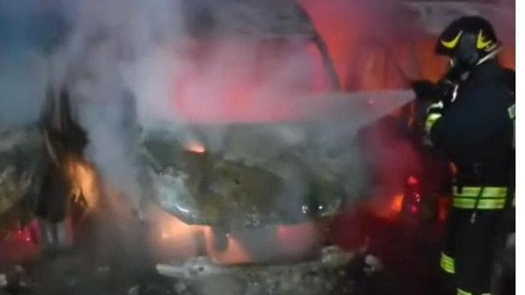Fiumicino, incendio doloso nella notte: in fiamme otto furgoni della Sda