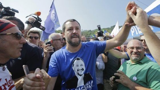 Salvini: "Crisi di Merkel non è colpa mia, immigrazione fuori controllo". Ft: "Minaccia per l'Ue, rischio Weimar"