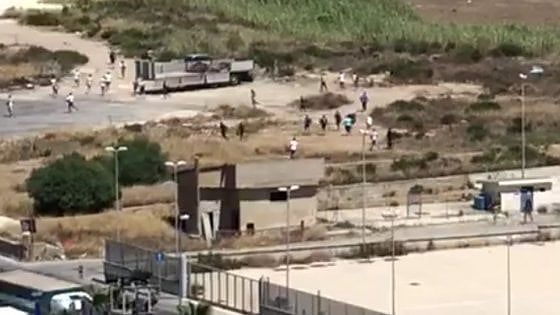 Migranti, nuova fuga di massa in Sicilia: a centinaia scappano dalla struttura di Porto Empedocle