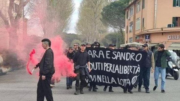 Duecento anarchici in piazza a San Lorenzo: manifestazione nazionale per Alfredo Cospito