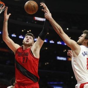 Basket Nba, tripla doppia e 60 punti: Harden nella storia. Gallinari torna in campo ma perde