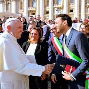 Siracusa, telefonata a sorpresa di papa Francesco: "Prego per la vostra città"
