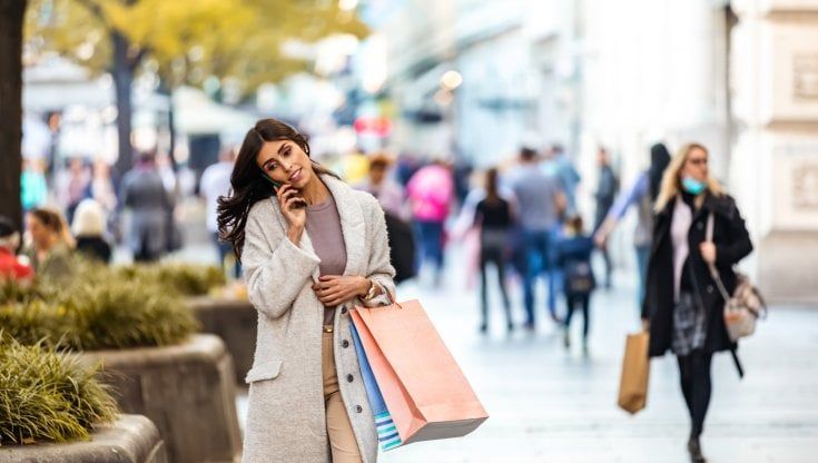 Consumi ancora negativi, continuano a perdere abbigliamento e accessori. E il settore dei viaggi precipita a -45%