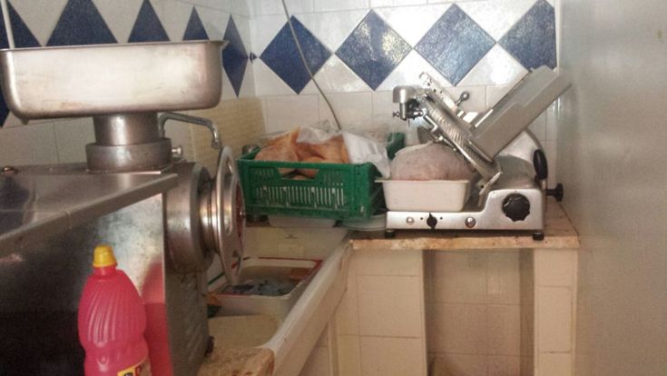 Ostia, chiusa una macelleria per problemi igienici