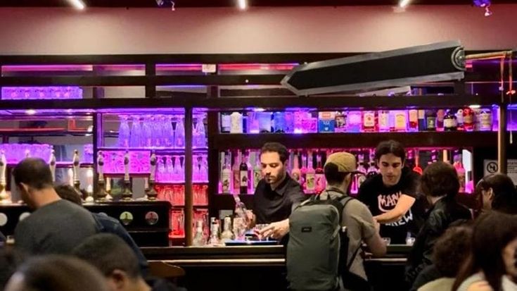 Tra boccali e quiz, una serata al bancone del Mana Brew