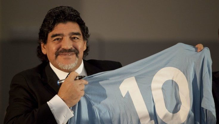Morto Maradona, il Napoli: "Per sempre, ciao Diego". Figc: 1' di silenzio su tutti i campi