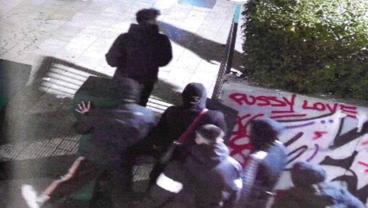Bari, emergenza baby gang: in una sera tentate due rapine e un 17enne aggredito in piazza Umberto