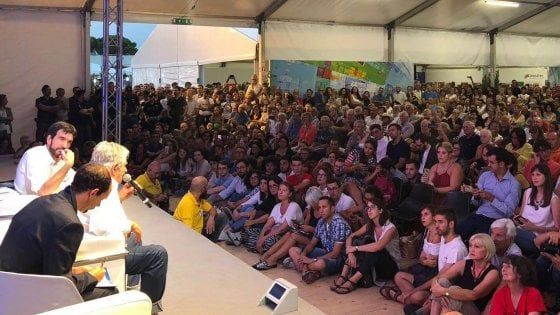 Sorpresa Pd, la festa nazionale dell'Unità tiene. Malumore di Martina per l'assenza dei dirigenti alla serata finale  